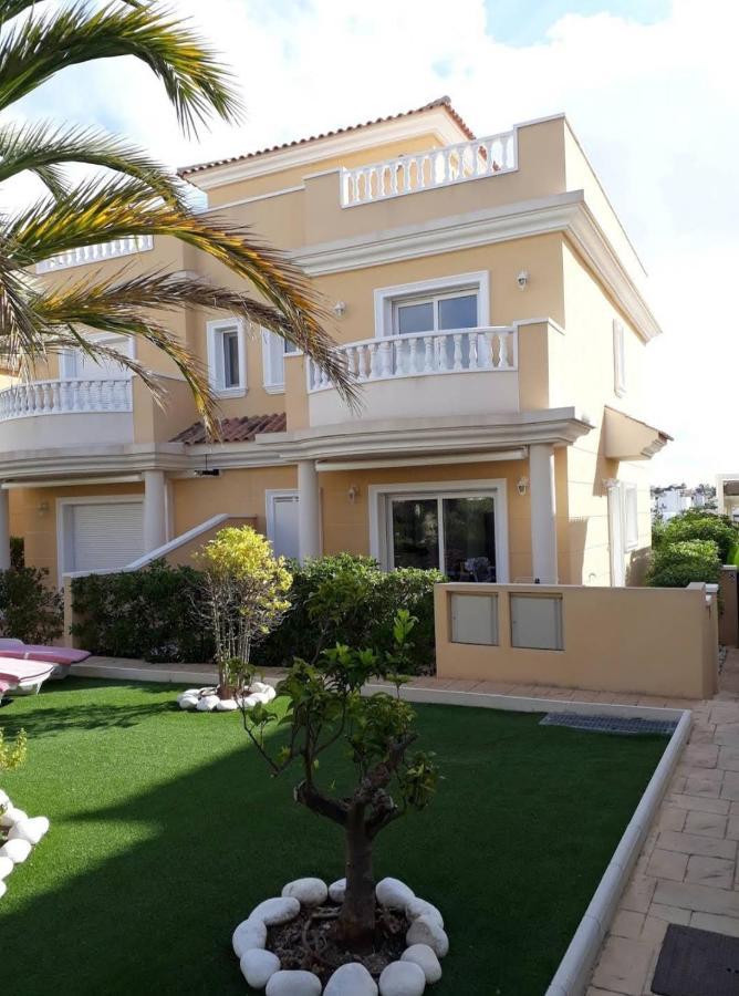 De Suabia, Casa 9 Villa *